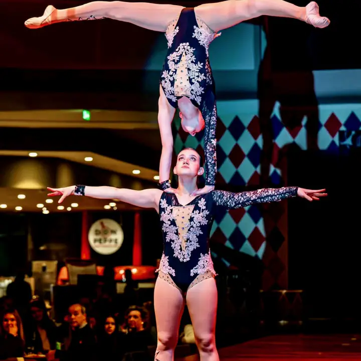 De Bogino Sisters houden samen een indrukwekkende handstandpose vast