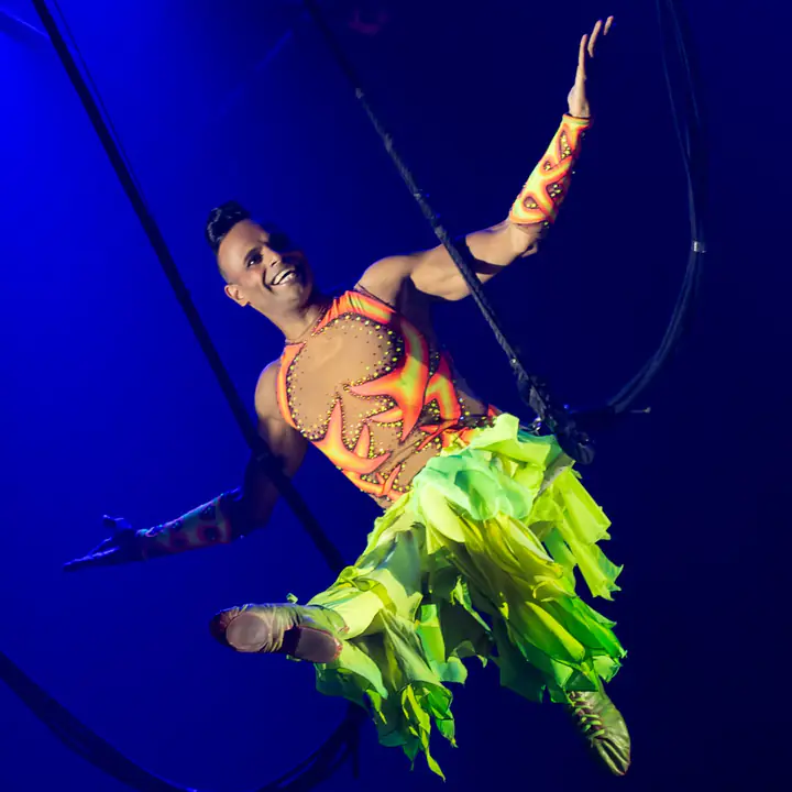David Hammarberg zweeft aan elastieken door de circustent tijdens zijn bungyjump-act