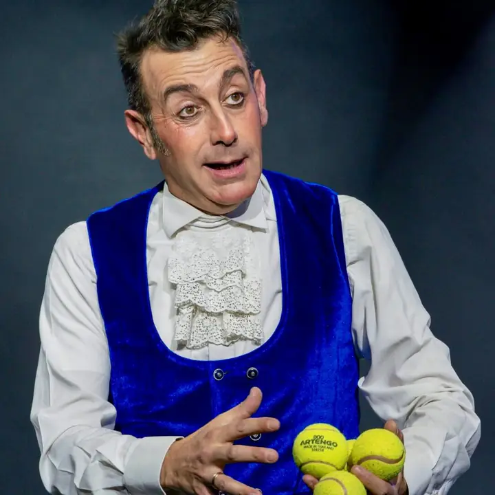 Jonny Bogino jongleert lachend met tennisballen als reprise clown