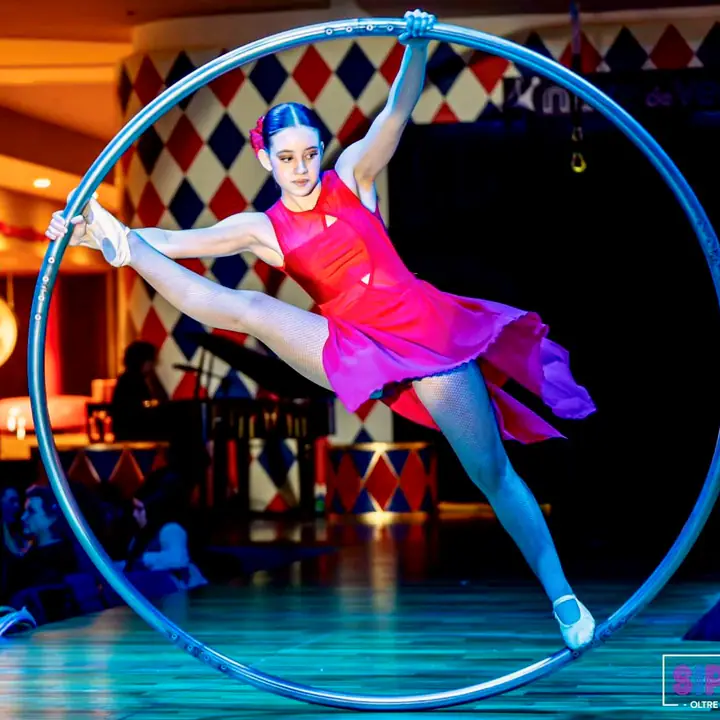 Sophy Bogino draait sierlijk rond in het grote Cyr Wheel