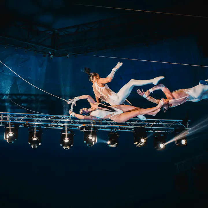 The Flying Rey vliegen van trapeze naar trapeze hoog boven de piste
