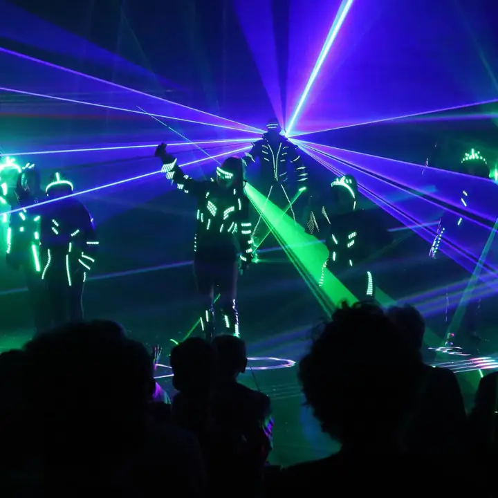 Duo Lugo vult de circustent met groene laserstralen tijdens de laser- en droneshow