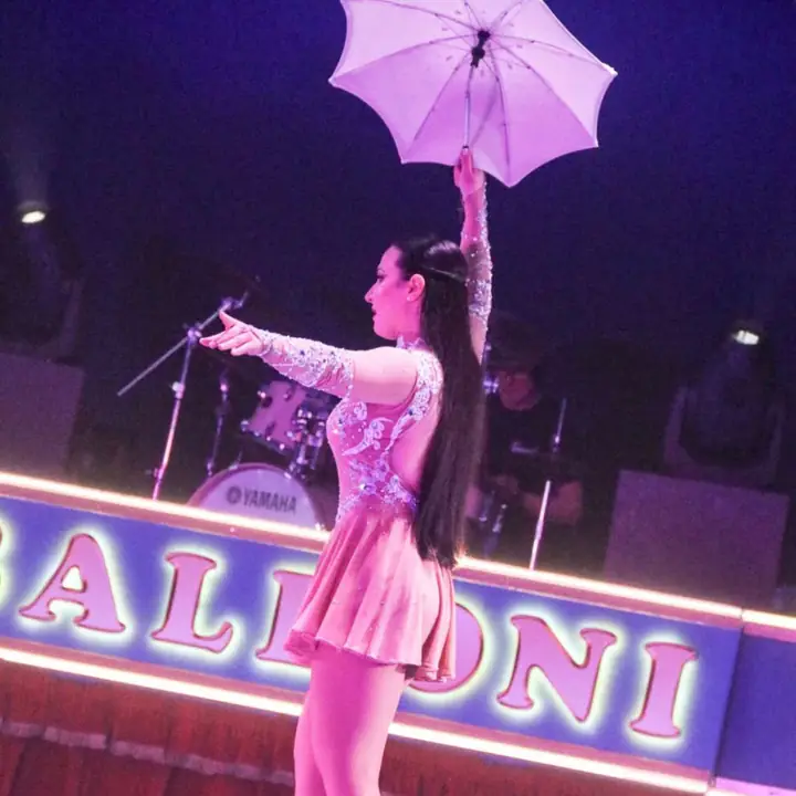 Marine Durand Rech balanceert met een parasol op de strakke draad