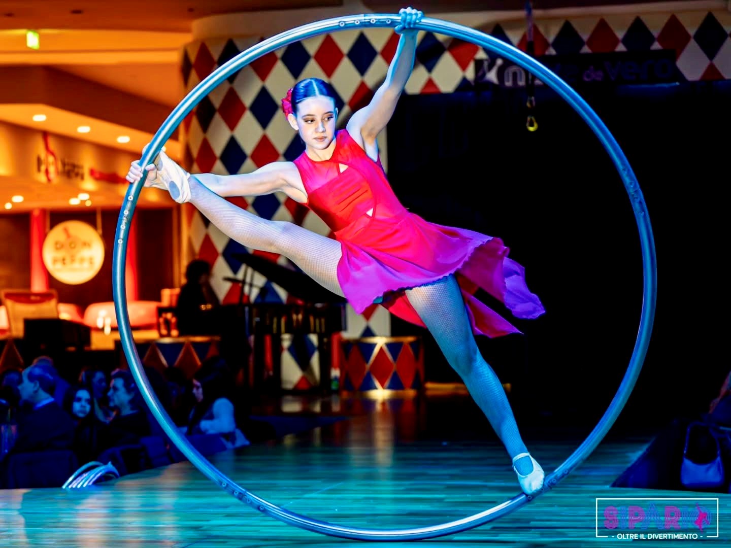 Sophy Bogino voert een sierlijke act uit in het Cyr Wheel