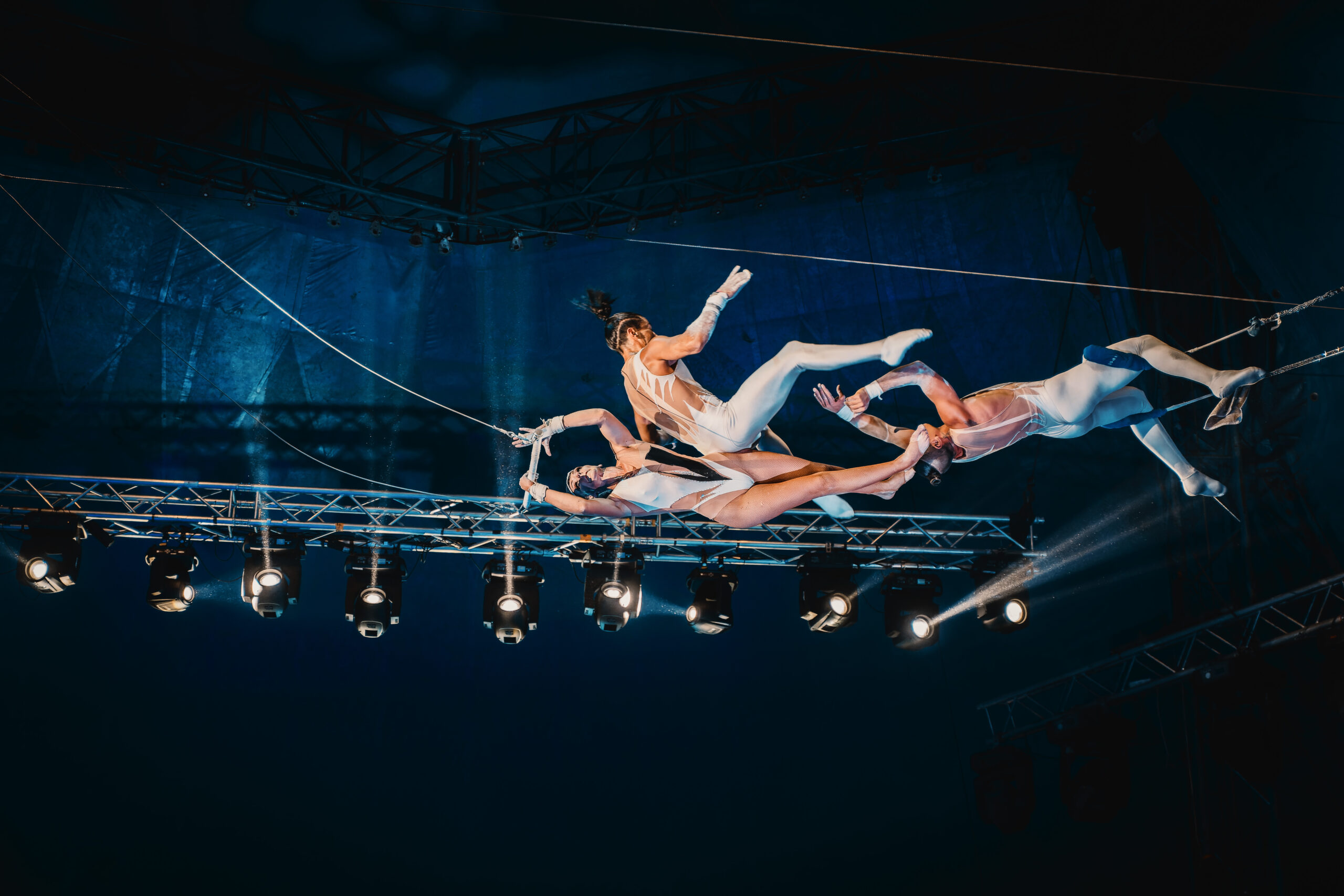 The Flying Rey voeren een spectaculaire vliegende trapeze act uit